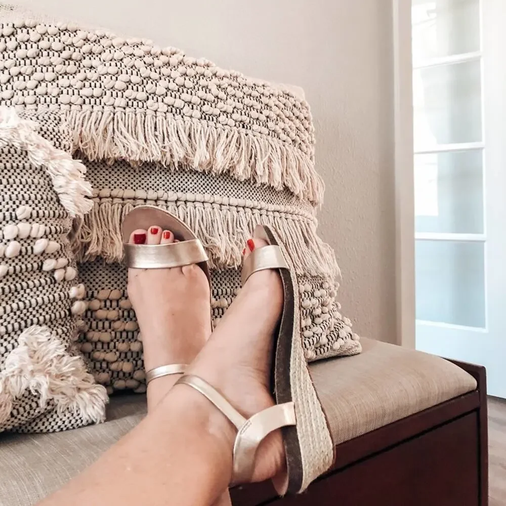 New boutique Francesca’s minimalist gold strap espadrille slide sandals 8.5